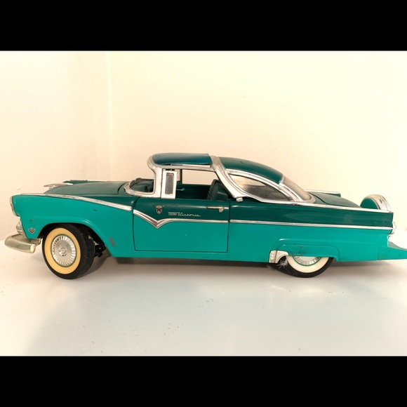 1955 FORD CROWN VICTORIA 1/18 DIECAST SIGNATURE - Picture 4 of 6